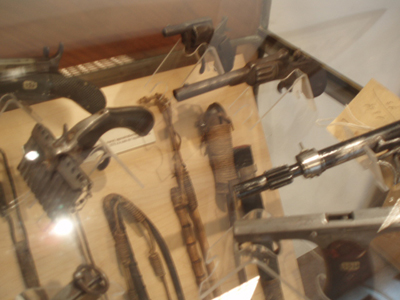 Mastockâs âharmonica gunâ is based on this one in the Paris Prefecture Police Museum.